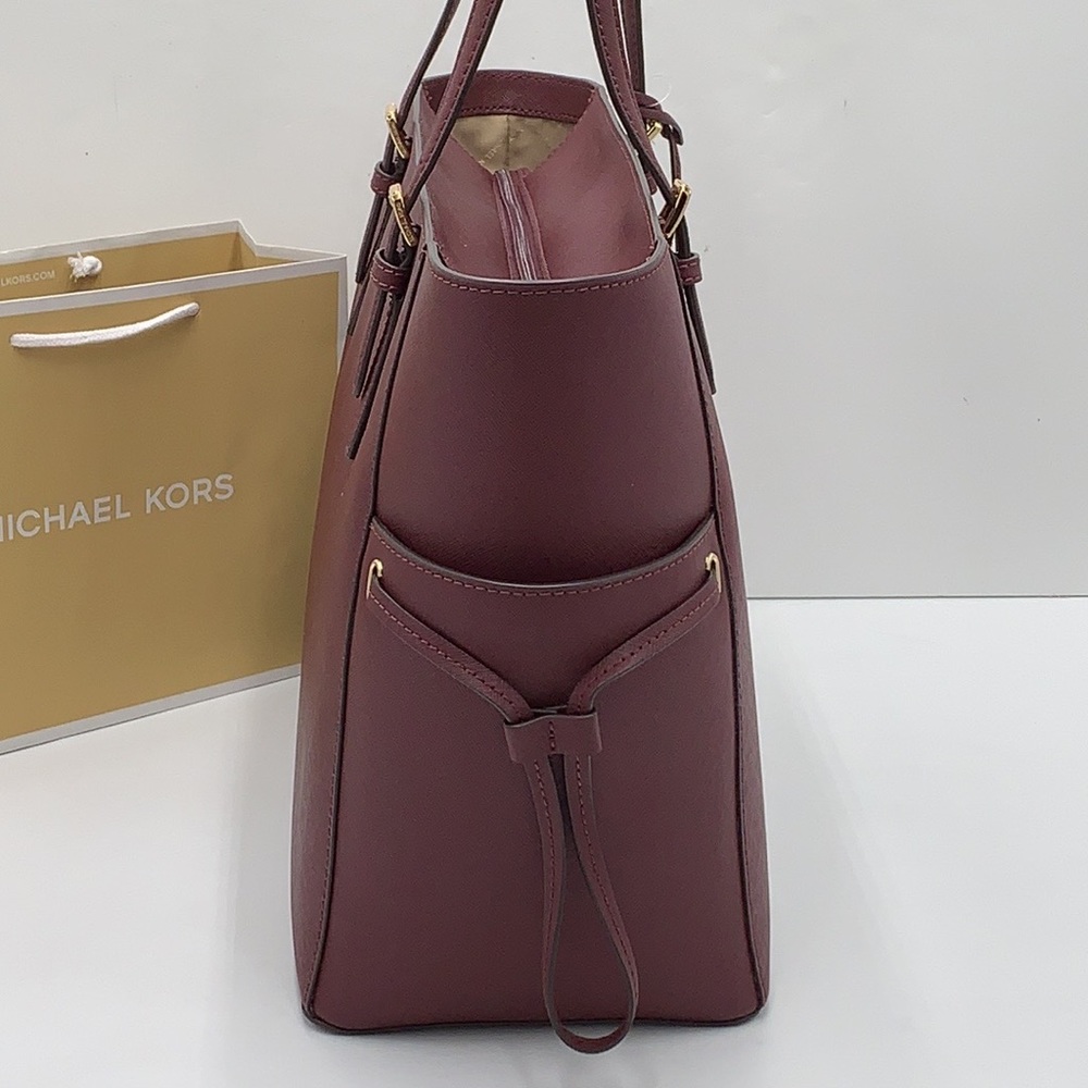 MICHAEL KORS
Gilly Large Saffiano Leather Tote Shoulder Bag
COLOR: Oxblood
NWT - Picture 14 of 16